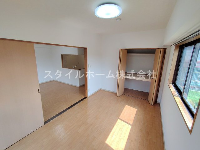 スターフィールドC館の居間・リビング|同建物内別部屋の写真です。