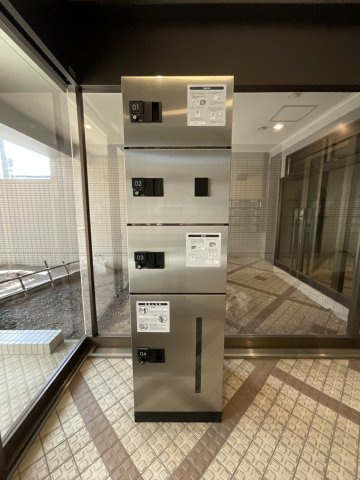 不在時でも24時間荷物の受け取りができる便利な宅配ボックスを設置。
