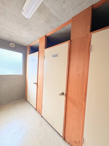 無料（専用使用権付）で利用できる専用トランクルーム（No.103）を完備。