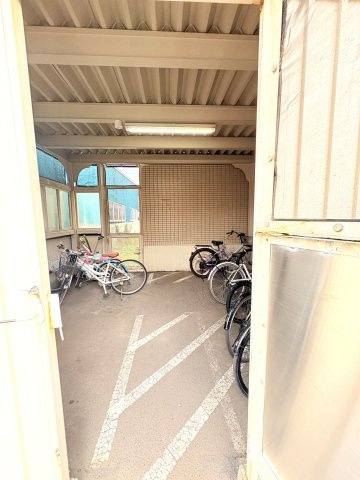 天候の影響を受けにくい屋根・扉付きの屋内駐輪場スペース。