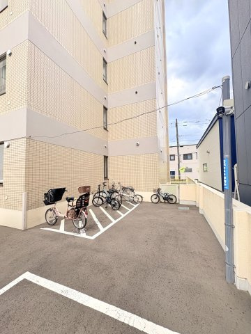 敷地内に設置されたフラットで出し入れしやすい屋外駐輪場スペース。