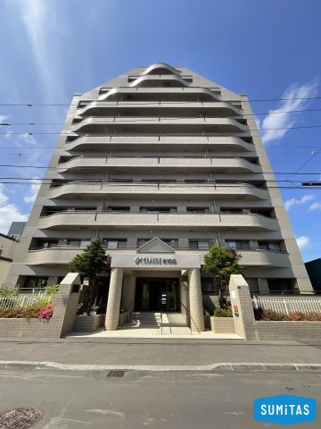 地下鉄「環状通東」駅徒歩9分の好立地。室内リフォーム済。アプローチには植栽やスロープが整備済み。