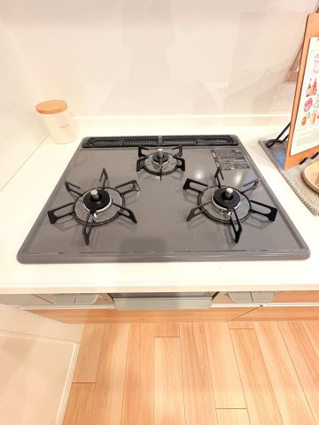同時に複数のお料理を進められる3口ガスコンロを搭載。