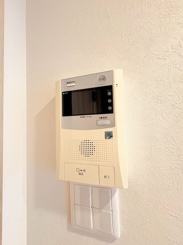 訪問者の顔を室内からモニターでしっかり確認できるTVモニター付きインターホン。