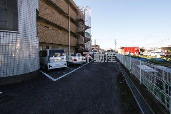 ハニーコートの駐車場