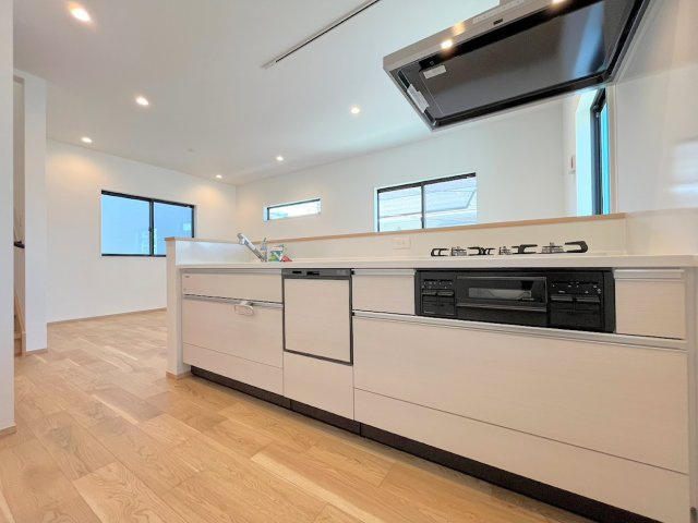 戸塚区上柏尾町　新築戸建て　第11のキッチン|［モデルハウス］◆キッチンからダイニングやリビングが見渡せるキッチン。料理をしながら家族とコミュニケーションをとれるだけでなく、大きな開放感も得られることができます。