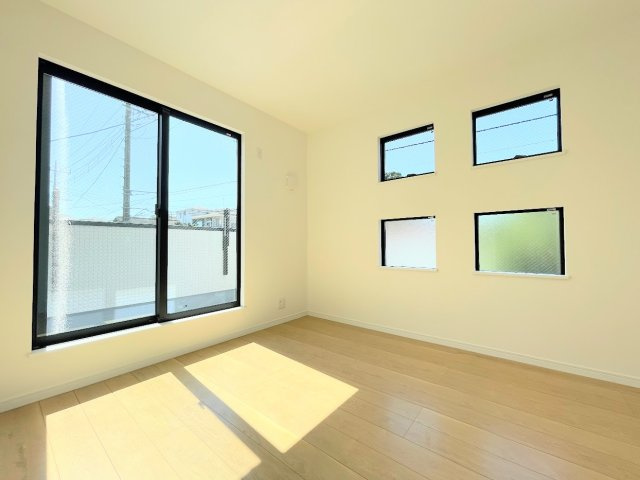 戸塚区上柏尾町　新築戸建て　第11の洋室|［モデルハウス］◆柔らかい陽光が差し込む明るいお部屋を演出する設計。彩光の取れる窓が気持ちの良いお部屋を創り上げます。