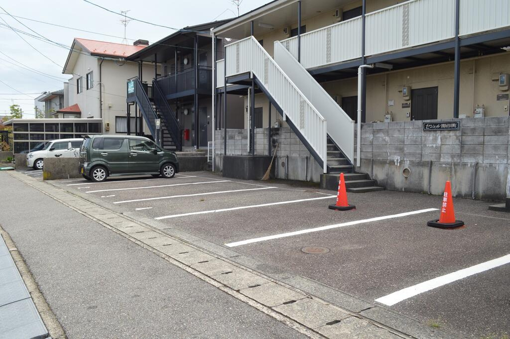セジュール関屋田町の駐車場