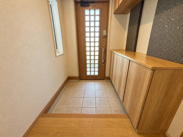オール電化×太陽光発電♪グランディハウス施工の築浅戸建て♪小山市西城南の玄関|シンプルで使いやすい玄関です