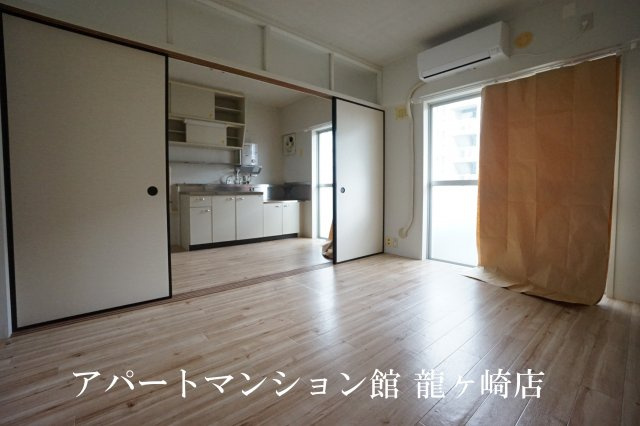 ビレッジハウス奈戸岡2号棟の居間・リビング