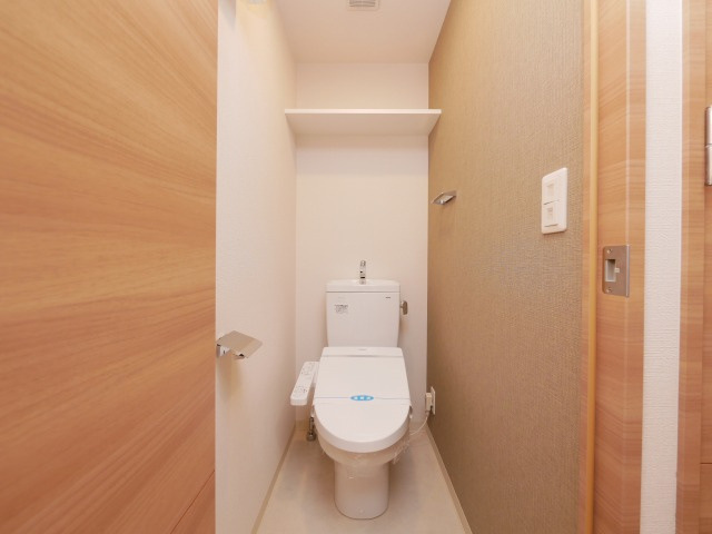 大阪市中央区本町４丁目の賃貸マンションのトイレ