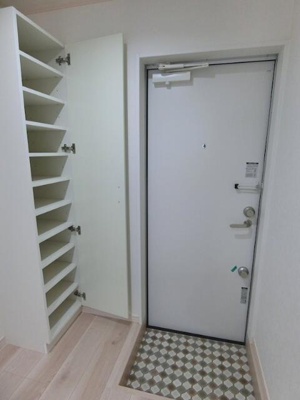 【玄関】 | ＱＵＩＥＴ　ＣＲＡＢ　ＨＯＵＳＥ　溝ノ口Ⅱ | シューズボックスは棚の高さが…