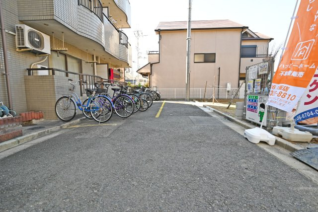 クレイドルガーデン長吉六反3丁目新築一戸建て│3LDK＋並列駐車2台可の前面道路含む現地写真|近隣に小・中学校が揃っており、お子さまの毎日の通学も安心です。