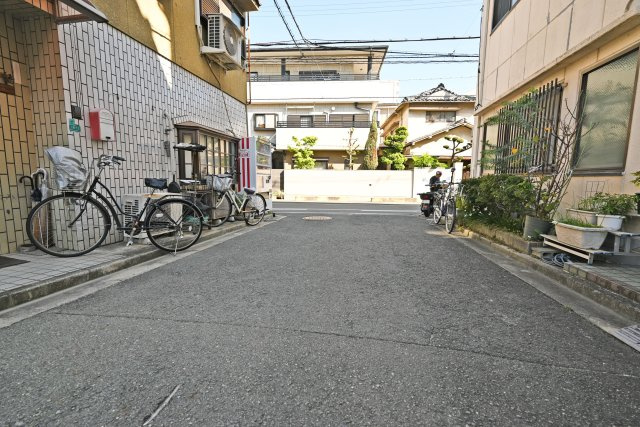 クレイドルガーデン長吉六反3丁目新築一戸建て│3LDK＋並列駐車2台可の前面道路含む現地写真|ご不明な税金・諸費用についても丁寧にサポートいたします。現地見学で、住まいのイメージやご希望をぜひお聞かせください。