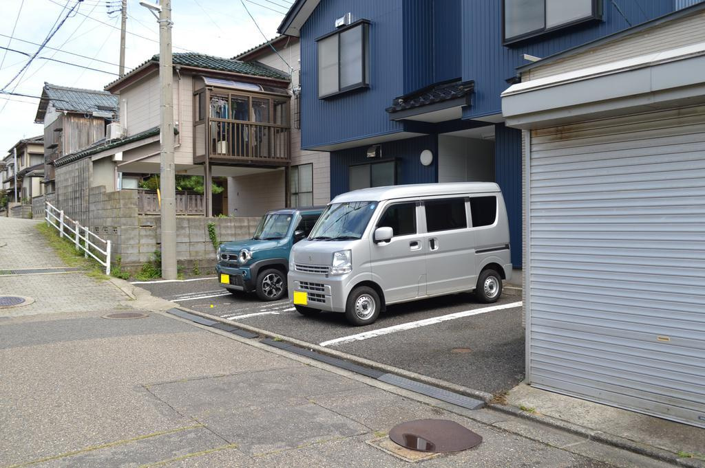 ハウス西海岸の駐車場