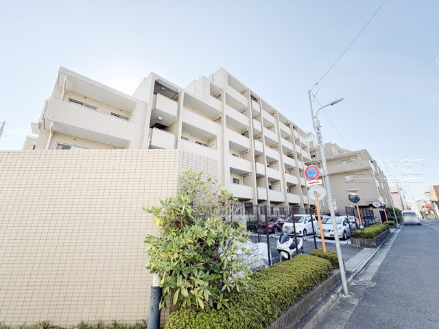 【現況写真】 | パークリッジ調布つつじヶ丘 | 前面道路と外観の様子です。～即日のご見学可能～　お問合せはお気軽にどうぞ。