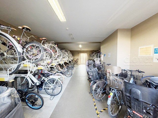【駐輪場】 | パークリッジ調布つつじヶ丘 | 自転車置き場。マンションの共用部にあたります。空きの有無や駐輪料金、各戸の台数制限などについては、改めてお問い合わせください。～即日のご見学可能～　お問合せはお気軽にどうぞ。