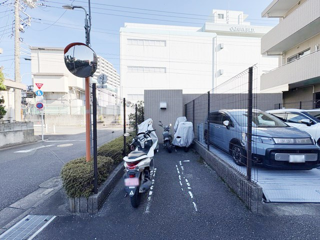 【駐車場】 | パークリッジ調布つつじヶ丘 | バイク置き場。空き区画の有無や駐輪料金、サイズおよび排気量規定などについては、改めてお問い合わせください。～即日のご見学可能～　お問合せはお気軽にどうぞ。
