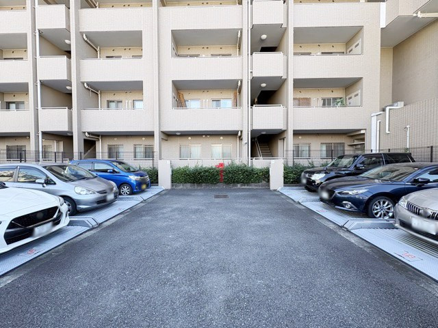 【駐車場】 | パークリッジ調布つつじヶ丘 | マンションの駐車場スペース。空きの有無や駐車料金、サイズ規定などについては、改めてお問い合わせください。～即日のご見学可能～　お問合せはお気軽にどうぞ。