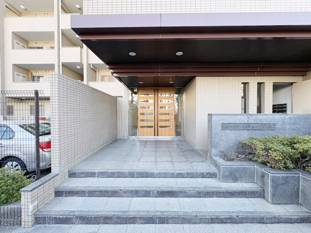 【エントランス】 | パークリッジ調布つつじヶ丘 | オートロックを備えた、マンションのエントランス。やはりセキュリティの観点は欠かすことができません。皆様を“安全”に送り出し、出迎えてくれます。～即日のご見学可能～　お問合せはお気軽にどうぞ。