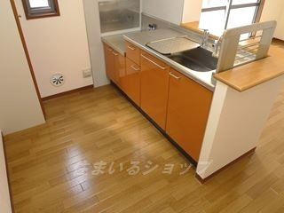 ファミールメゾンのキッチン|食洗機対応・収納棚・窓あり