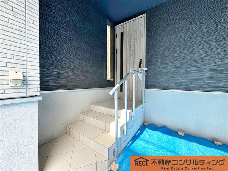 神戸市灘区大石東町2丁目　新築戸建の玄関