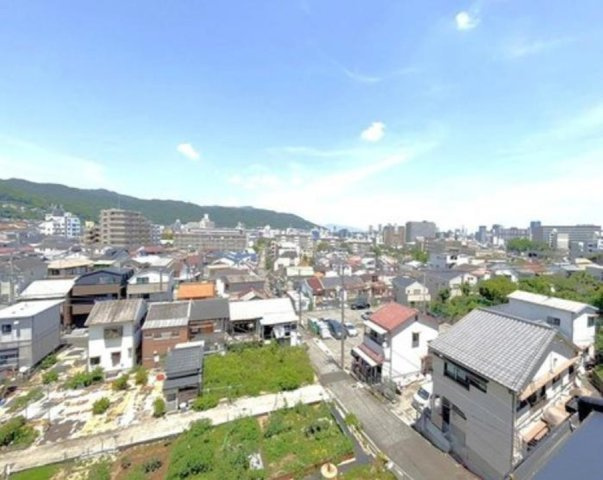 湊川町9丁目の前面道路含む現地写真|高台に位置しているため景観が良く、季節の移り変わりがよくわかります。
