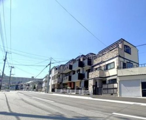 湊川町9丁目の前面道路含む現地写真|南から明るい光が射し込む陽だまり空間
