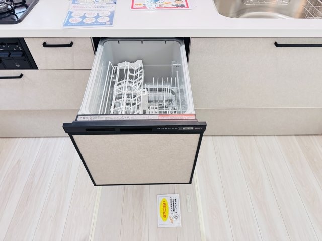 松戸市上本郷新築戸建【上本郷小学校：7分】のキッチン|家事の手間をグッと省けるビルトイン食洗器