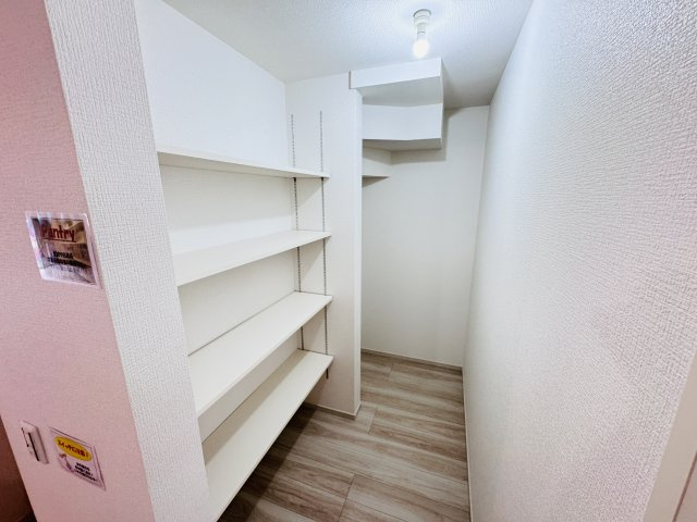 松戸市上本郷新築戸建【上本郷小学校：7分】の収納|キッチン横・パントリースペース
