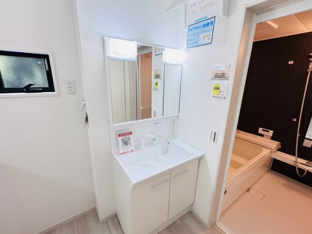 松戸市上本郷新築戸建【上本郷小学校：7分】の独立洗面台|シャワーヘッド付き三面鏡洗面化粧台