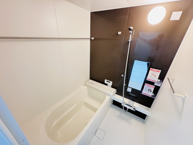松戸市上本郷新築戸建【上本郷小学校：7分】の浴室|手元で水流オンオフシャワーヘッド・足を伸ばせる広々浴槽で毎日リラックス♪