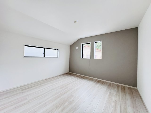 松戸市上本郷新築戸建【上本郷小学校：7分】の寝室|10.5帖寝室・アクセントクロス