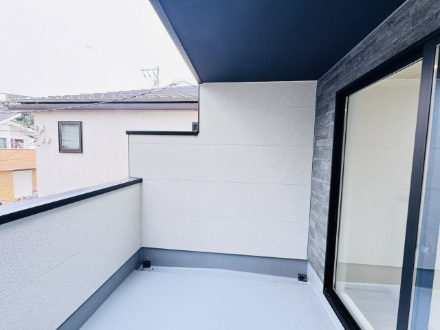 松戸市上本郷新築戸建【上本郷小学校：7分】のバルコニー|寝室前ルーフバルコニー