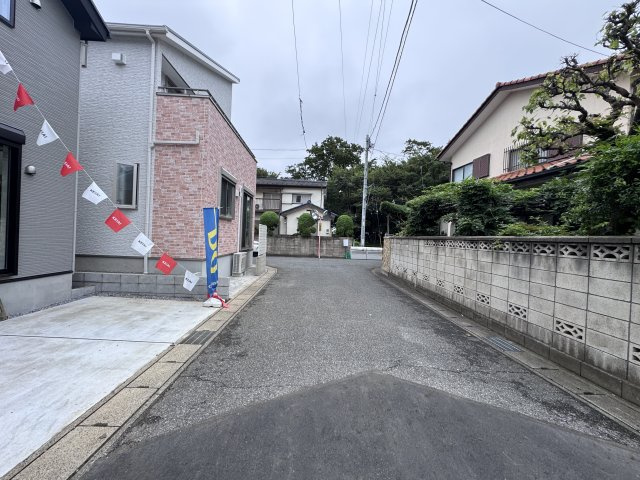 松戸市上本郷新築戸建【上本郷小学校：7分】の前面道路含む現地写真|東側前面道路・幅員約5ｍ