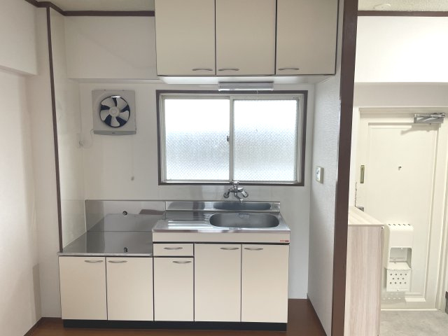古屋ビルのキッチン|コンパクトなキッチンで掃除もラクラク