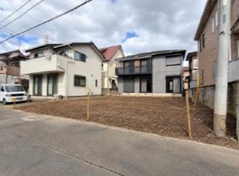 敷地面積32.6坪　売地　川越市石田の前面道路含む現地写真|南側5.5ｍ公道、10.5ｍ接道！お車の出し入れもラクラクです♪