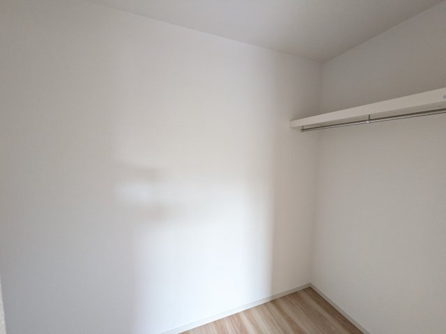 龍ケ崎市小通幸谷町　1期　新築戸建ての収納|大容量のウォークインクローゼット。衣類はもちろん、スーツケースや季節の家電もまとめて収納でき、居室空間をすっきりと保ちます。
