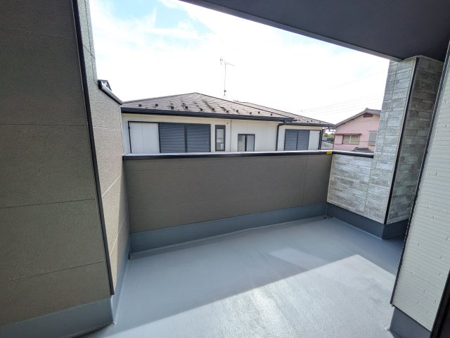 龍ケ崎市小通幸谷町　1期　新築戸建てのバルコニー|洗濯物も布団もまとめて干せるワイド設計。
広々としたワイドバルコニーで、家事の効率が上がり、日々の暮らしが快適になります。