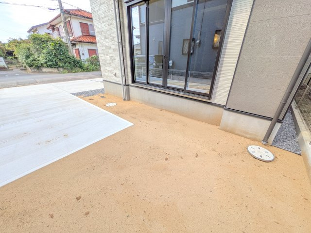 龍ケ崎市小通幸谷町　1期　新築戸建ての庭|リビングに明るい光を届ける広々とした南庭。
お子様の遊び場やペットのスペースとしても最適です。
室内外で心地よい暮らしが叶います。