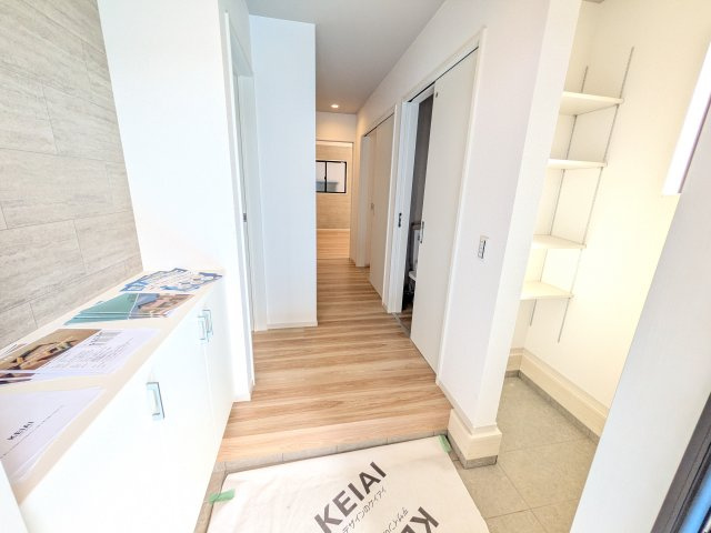 龍ケ崎市小通幸谷町　1期　新築戸建ての玄関|家族全員の靴がスッキリ片付く大容量シューズボックス完備。
お客様を気持ちよく迎えられる、明るく清潔感あふれる玄関です。