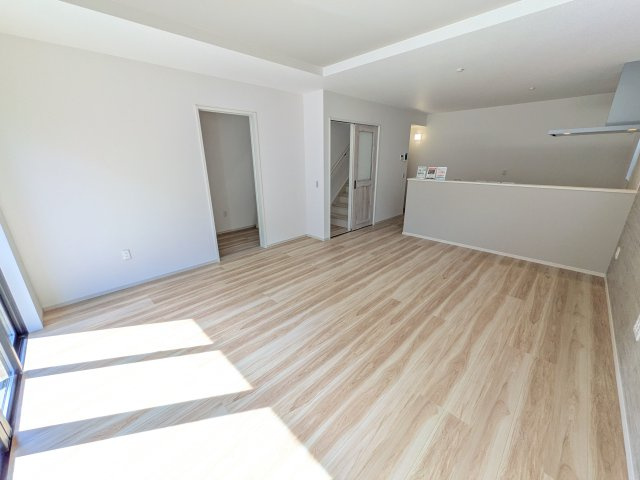 龍ケ崎市小通幸谷町　1期　新築戸建ての居間・リビング|居心地の良いデザインと機能性を両立。ご友人を招いたり、趣味を楽しんだり、様々なシーンで活躍する団らんの中心地です。