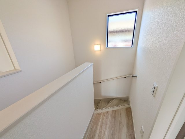 龍ケ崎市小通幸谷町　1期　新築戸建ての内装|窓付きで明るい階段は、手すり付きでお子様からご年配の方まで安心して上り下りができます♪