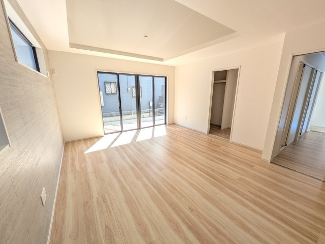 龍ケ崎市小通幸谷町　1期　新築戸建ての居間・リビング|家族の会話が自然と弾む、広々としたゆとりのLDK。南向きの窓からたっぷりの光が射し込む明るく快適な空間です。
