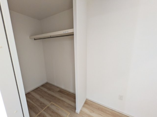 龍ケ崎市小通幸谷町　1期　新築戸建ての居間・リビング|リビングと繋がるシェアクローク♪
収納力もたっぷりです！