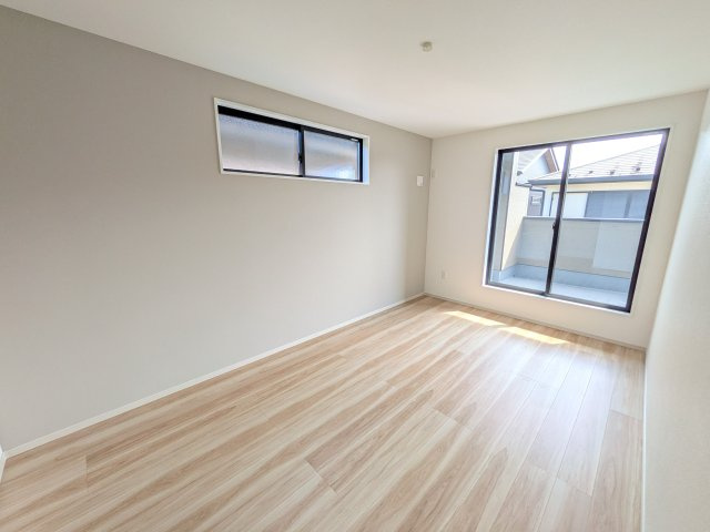 龍ケ崎市小通幸谷町　1期　新築戸建ての洋室|バルコニーに面した２面採光で明るく開放的な洋室です。
デザイン性の高いアクセントクロスで、落ち着いた雰囲気を演出。収納力たっぷりのWIC完備で、室内をすっきりと保てます♪