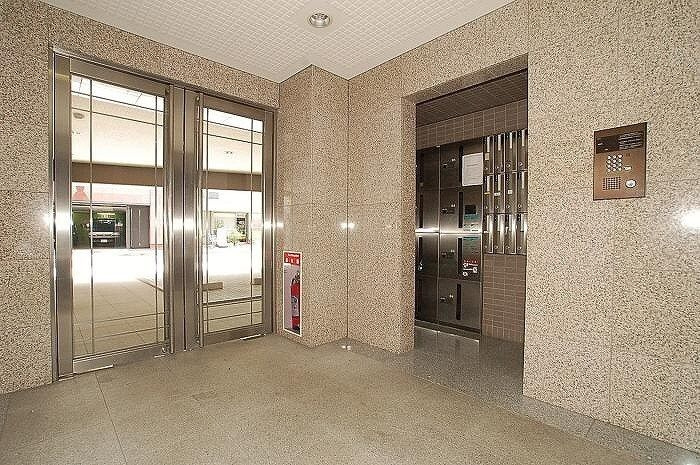 ステージファースト大塚のエントランス|オートロックで安心です。