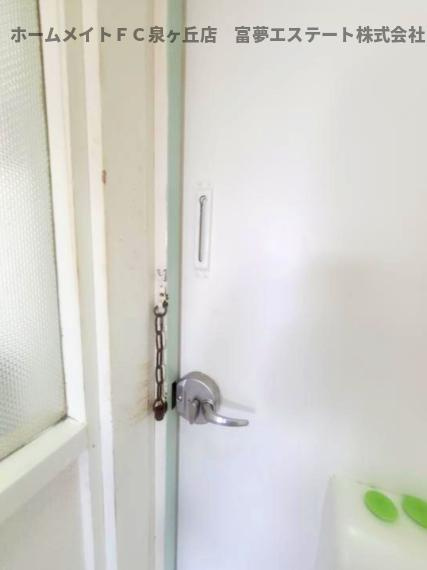 ビレッジハウス泉北栂タワー1号棟の玄関|玄関チェーンロック付き