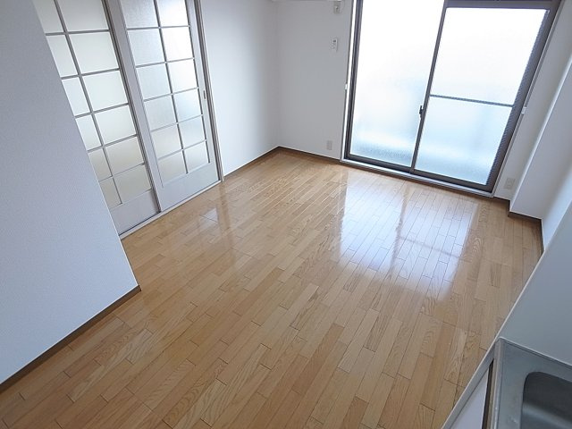 神戸市長田区戸崎通２丁目の賃貸マンションの居間・リビング|広々とした室内人気の１ＤＫ