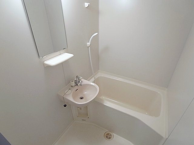 神戸市長田区戸崎通２丁目の賃貸マンションの浴室|洗面付のバスルーム。非常に清潔感があります